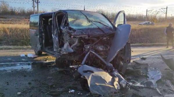 Accident grav între un microbuz și un autoturism: O fată de 16 ani, tatăl ei și un alt bărbat și-au pierdut viața, în județul Galați