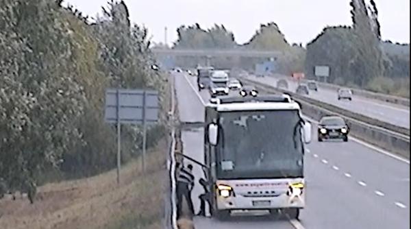 Autocar românesc, situație bizară în Ungaria: După un accident, s-a descoperit că șoferul călătorea în compartimentul pentru bagaje / VIDEO