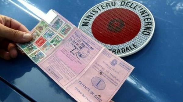 Trei români și un italian, rețea pentru fraudarea examenului auto în Padova. Pentru 3.000 de euro, candidații primeau răspunsurile în cască