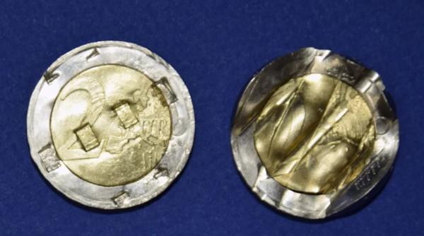 Germania. Român, prins cu 7.500 de monede de doi euro anulate, în roata de rezervă. Banii, folosiți pentru a înșela păcănelele