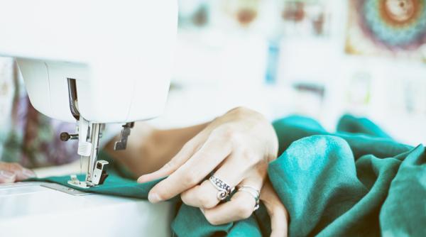 În plin val de închideri, o româncă din Italia și-a deschis un atelier de croitorie: „Este o meserie în pericol de dispariție"