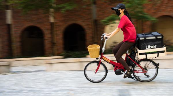 O femeie dezvăluie cât a câștigat în două ore și 40 de minute, lucrând la trei aplicații de livrări: „Nu mă pot plânge, dar e greu"