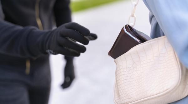 Doi români au furat în Italia îmbrăcăminte de lux în valoare de 1,3 milioane de euro