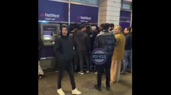 Haos la un bancomat din Londra, după ce a început să dea „sume duble”. Oamenii s-au grăbit să profite / VIDEO