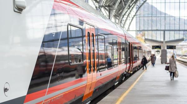 Un român, pasager într-un tren din Ungaria, a lovit un polițist și l-a scuipat pe controlorul de bilete 