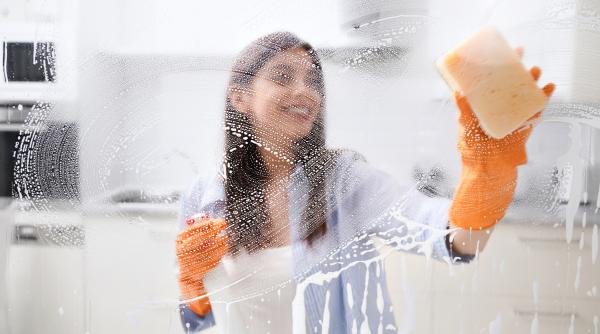 Elimină mucegaiul din cabina de duș cu un produs ieftin din farmacie. Trucurile gospodinelor cu experiență