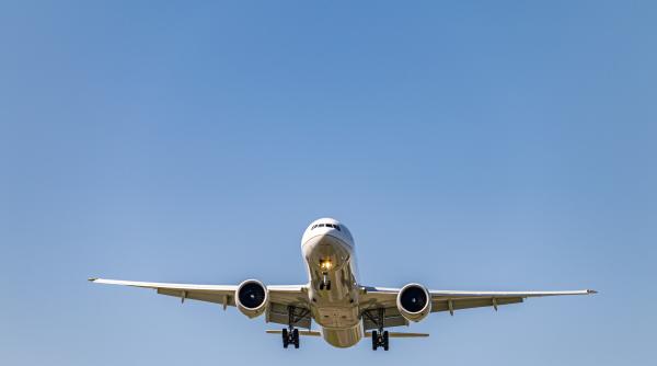 Un avion cu peste o sută pasageri a rămas fără combustibil la granița cu Germania