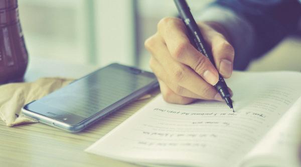 O școală din Marea Britanie interzice elevilor telefoanele în timpul orelor: „Este de datoria noastră să sprijinim sănătatea mentală a tinerilor”