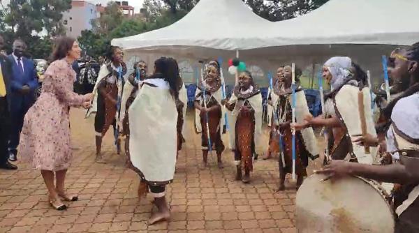 Reacția președintelui când soția sa, Carmen Iohannis, a început să danseze pe ritmuri africane alături de elevele din Kenya / VIDEO