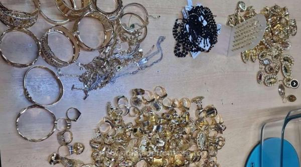 Șoferul unui autocar, reținut la intrarea în țară. Polițiștii au găsit o adevărată comoară ascunsă lângă motor