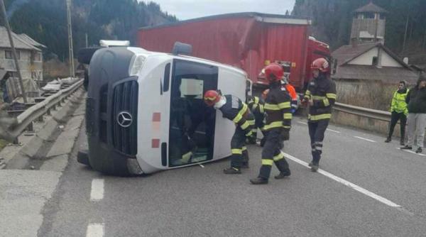 Accident grav între un microbuz și un camion, în județul Suceava. Planul roșu de intervenție, activat;  șapte persoane rănite