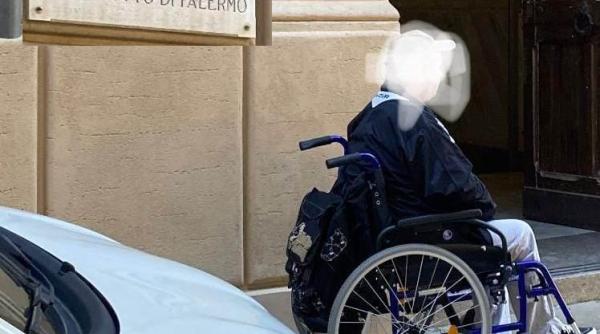 Revoltă în Italia: Unui român imobilizat în scaunul cu rotile i-a fost refuzat accesul la toaletă într-o instituție publică din Palermo