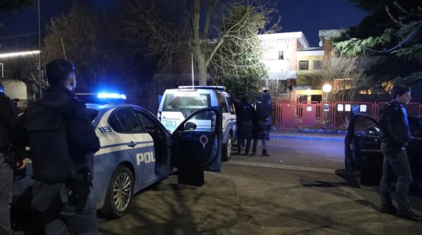 Român din Italia, arestat după ce a urmărit și persecutat luni în șir o tânără: Cei doi fuseseră colegi de școală