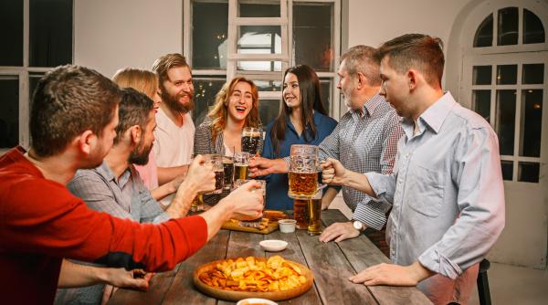 Un grup de prieteni, revoltați după ce au achitat 900 de euro pentru consumația de la restaurant: "Parcă am plătit o luna de chirie"