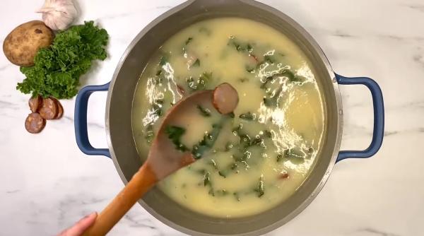 Supă „Caldo Verde“, o rețetă portugheză delicioasă cu care vei surprinde oaspeții la masa de prânz
