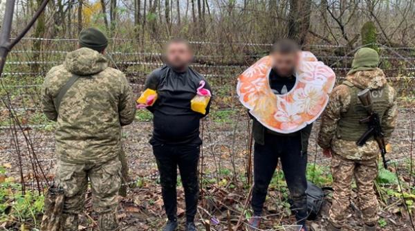 Au vrut să scape de armată, "camuflați" într-un flamingo gonflabil. Doi ucraineni, prinși când înotau spre România cu colace de copii