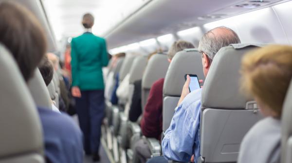 „Lucrurile zburau peste tot. Eram speriați”: Un avion cu zeci de pasageri și-a întrerupt brusc decolarea