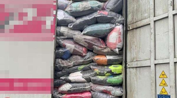 TIR cu 13 tone de mobilă şi saltele second-hand aduse din Franţa, oprit la intrarea în țară