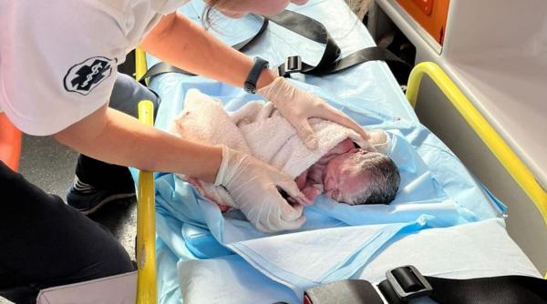 Naștere prematură în avion: O femeie a născut chiar înainte de decolare