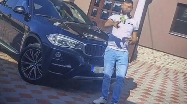 Doi români au păcălit un pensionar spaniol și i-au luat 100.000 de euro. Cuplul afișa viața de "lux" pe Internet, să vadă rudele din țară