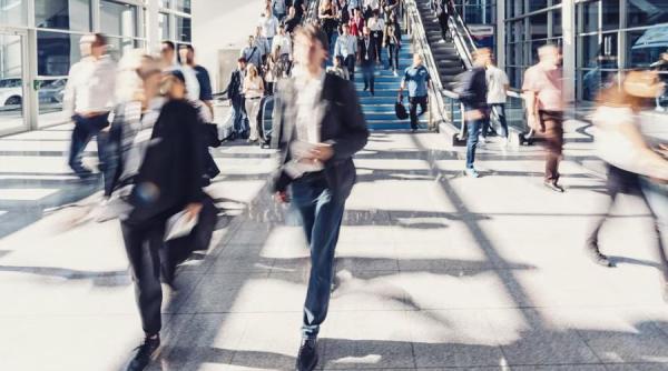 Un român din Viena a pus la cale o afacere care l-a dus după gratii: vindea diferite produse trecătorilor, explicând că nu le poate lua în avion