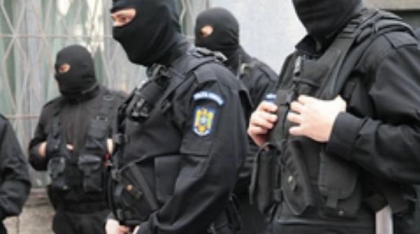 20 de polițiști de la Vama Calafat, arestați. Cereau bani șoferilor de camion 