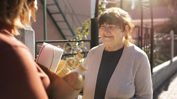 Doi români, un bărbat și o femeie, spaima bătrânilor din Spania: cei doi au dat zeci de lovituri prin metoda Îmbrățișarea