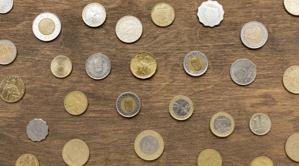 Un român din Italia este acuzat de fraudă: bărbatul a plătit cu monede deteriorate diverse produse alimentare