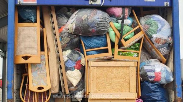O firmă din Italia și-a trimis deșeurile în România: camionul încărcat cu haine și mobilă second-hand, oprit la vamă
