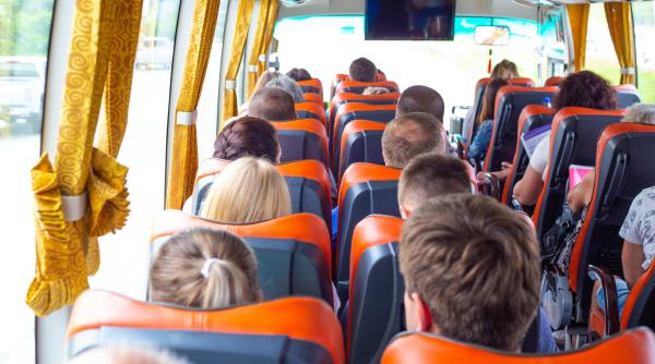 Un autobuz cu 16 copii s-a răsturnat în Bulgaria. Șoferul a murit pe loc