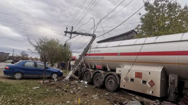 Alertă la Iaşi: O autocisternă încărcată cu GPL, accident grav: A intrat într-o curte, a avariat conducta de gaz și stâlpii de electricitate