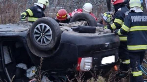 Două surori, zdrobite de un buldoexcavator căzut de pe un trailer. O tânără a decedat