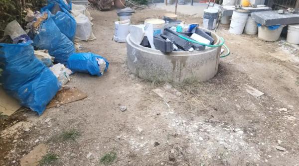 Italia. Muncitori români, filmați de locuitorii unui bloc în timp ce aruncau vopsea și moloz într-un canal