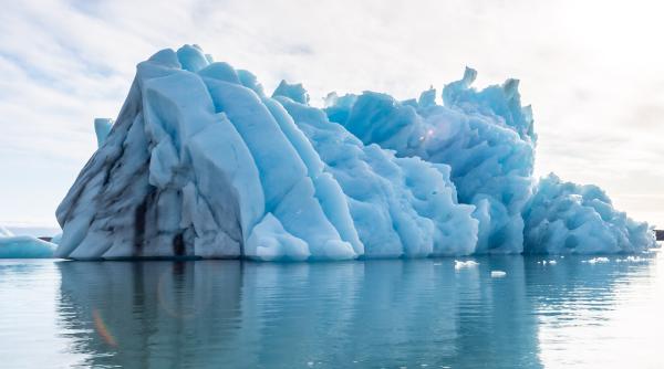 Cel mai mare aisberg din lume s-a desprins și plutește în derivă spre coasta Antarcticii: este de două ori mai mare decât „Londra"