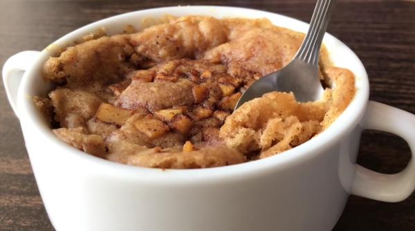 Prăjitură delicioasă cu mere si scorțișoară în cană: Desertul perfect pentru o gustare rapidă