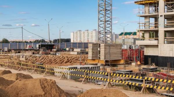 Patron român din Spania, arestat pentru că exploata oameni săraci aduși din România pe șantier. Îi plătea cu 250 euro pe lună 