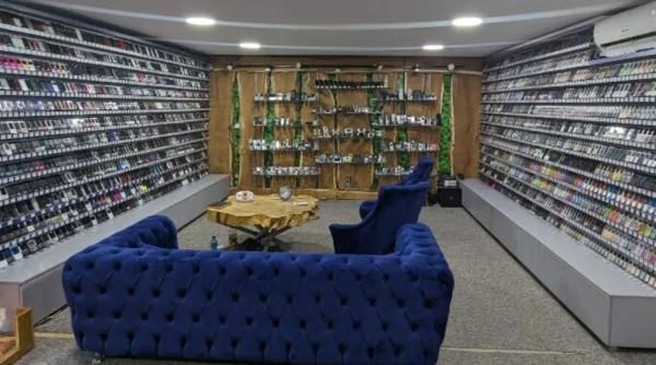 Record Guinness: Un român a adunat o colecție de 3.456 de telefoane mobile