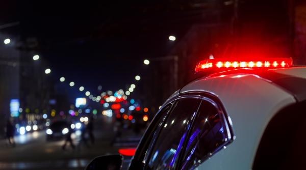 Un șofer din Italia a distrus mai multe mașini, apoi a încercat să păcălească polițiștii: a fugit acasă și s-a îmbrăcat în pijamale