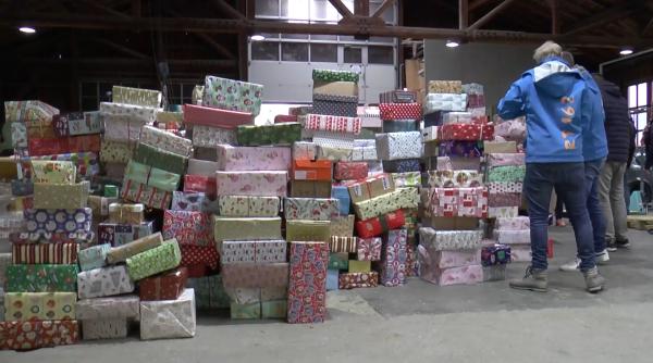 "Copiii ajută copiii". Peste 4.000 de pachete cu cadouri de Crăciun din Germania, în drum spre micuții nevoiași din România