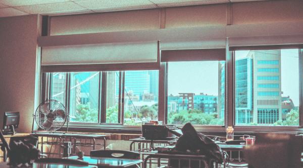 Directoarea unui liceu din Franța cere ajutorul părinților: "Contactați-mă dacă aveți propuneri de angajați"