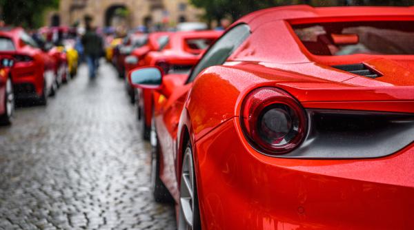 Reacția patronului Ferrari, când a văzut mașinile de lux din parcarea unui restaurant din București: "Dacă era așa ceva în Italia, venea Garda Financiară și îi aresta"