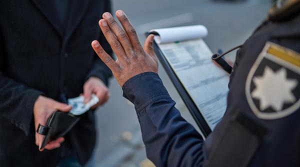 Trei români și un moldovean, falși surdo-muți, arestați în Italia: cei patru agresau clienții care nu le dădeau bani