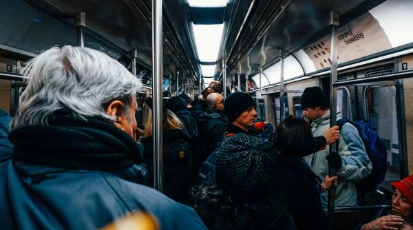 Generația tânără atacată pe internet după ce doi tineri au refuzat să cedeze locul unei bătrâne în metrou