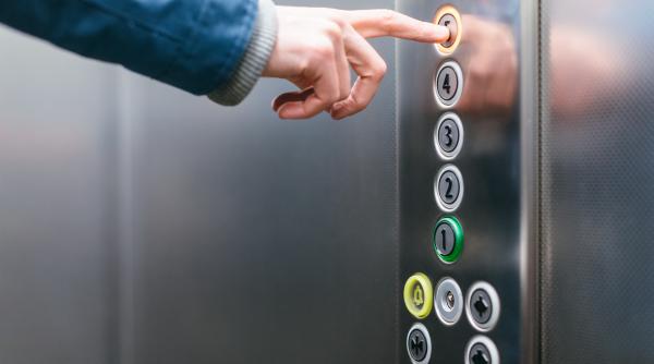 Un român din Italia a atacat și jefuit o femeie în lift: i-a smuls geanta și portofelul și a fugit