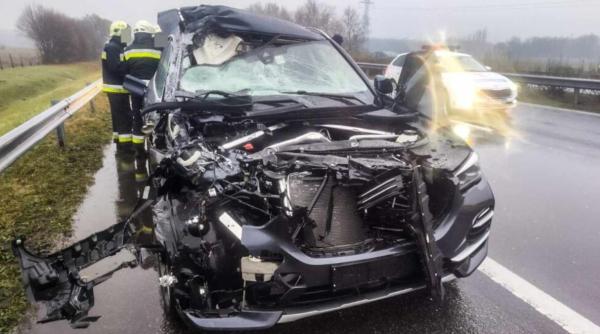 Accident pe autostradă în Ungaria: Dubă, acroșată de un șofer român vitezoman, care conducea un BMW