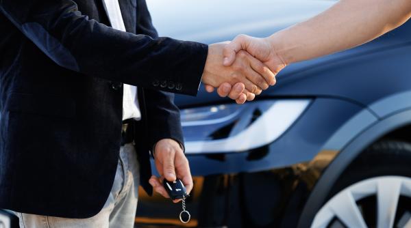 Doi români au închiriat 32 mașini din Germania, pe care apoi le-au vândut. Profit de 700.000 de euro