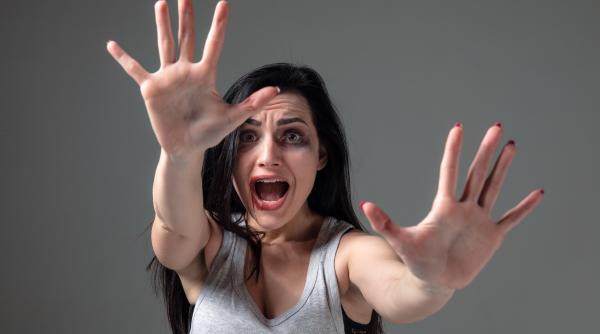 Româncă din Italia, maltrată ani în șir de soțul violent. Copilul a cerut ajutorul carabinierilor