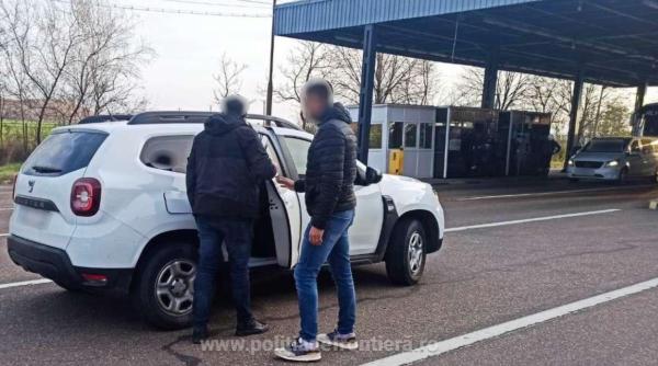 Două automobile, oprite la intrarea în țară: ambii șoferi își făcuse o ascunzătoare în locul roții de rezervă