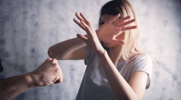 O româncă din Italia, maltratată de soțul violent: femeia și doi minori duși, sub cod roșu, într-o locuință protejată