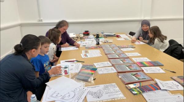 Copiii români din Manchester învață geografia, istoria şi cultura poporului român. "Carte către suflet de român" - proiectul unei familii din Anglia